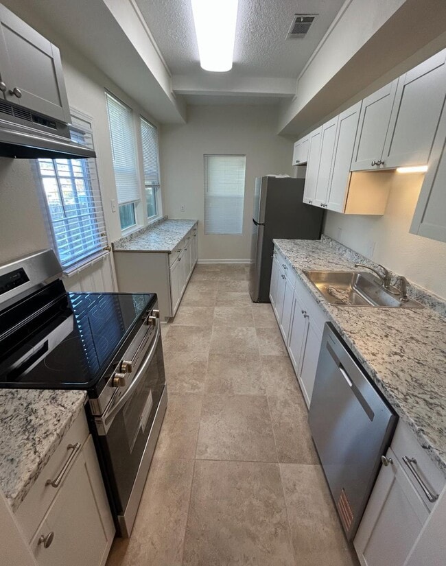 Building Photo - 416 Bilbo St