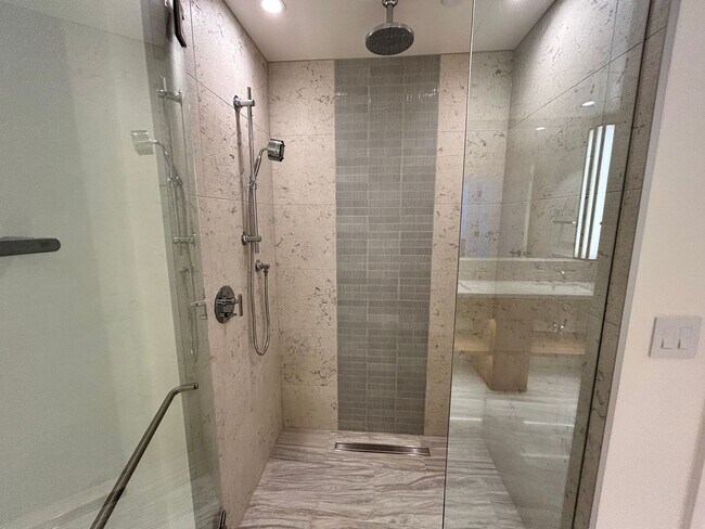 Foto del edificio - Luxury 1-Bedroom Kakaako Apartment