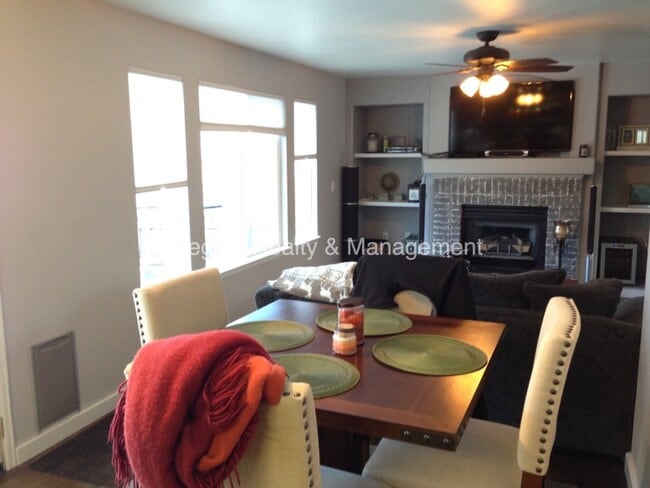 Building Photo - 305 Dunhill St