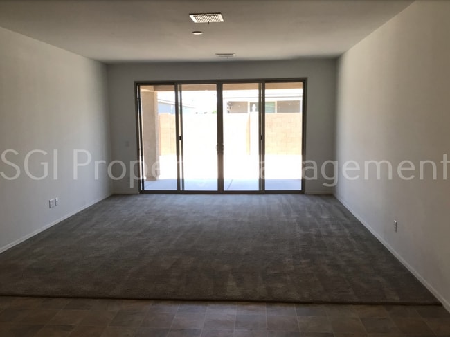 Building Photo - 246 E Bahamas Dr