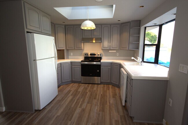 Foto del edificio - Beautiful SeaTac Home with Expansive Territorial Views