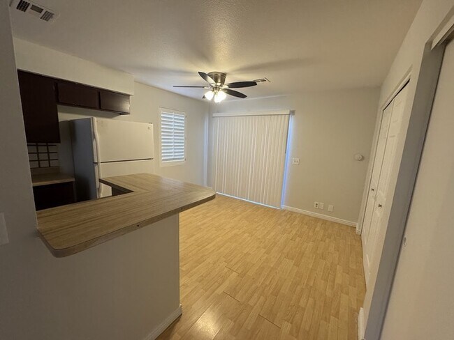 Building Photo - Well Maintained Condo in La Cresenta