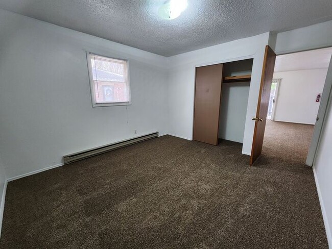 Building Photo - 2 Bedroom Apartment Close to Mall