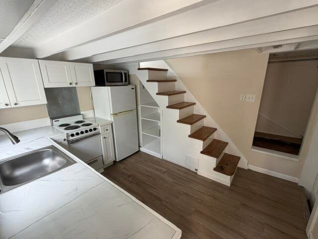 Building Photo - 25 Desoto Pl