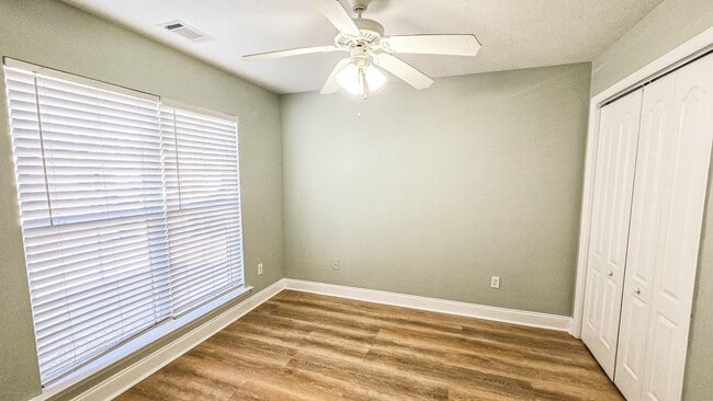 Building Photo - 831 Landing Dr