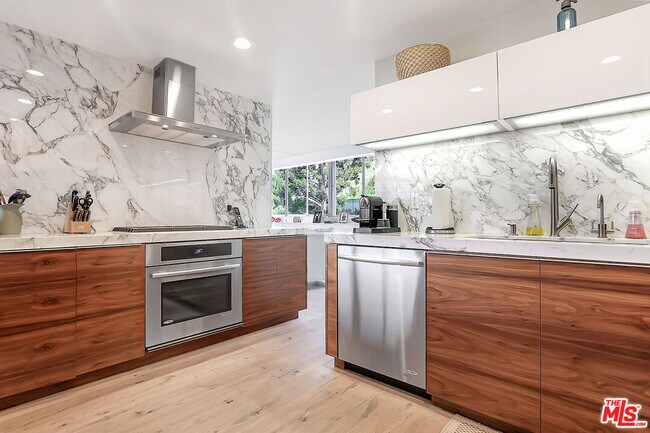 Foto del edificio - 17352 Sunset Blvd