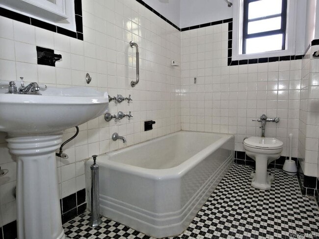 Building Photo - 325 Larchmont Acres