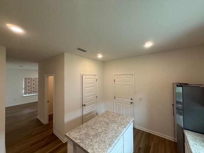 Building Photo - Beautiful 3/2 Single Family house with 2 car garage