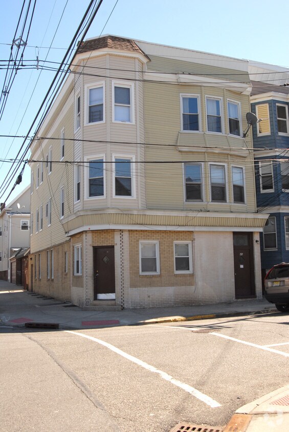 Building Photo - 46 Highland Ave