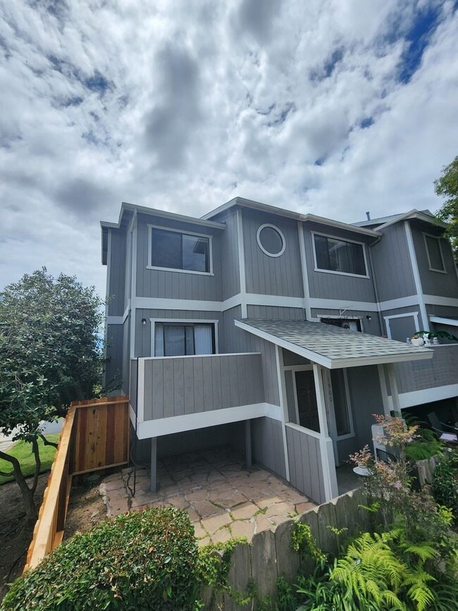 Building Photo - Tri-Level 2 Bed, 1.5 Condo in Oceano- Trash Included!