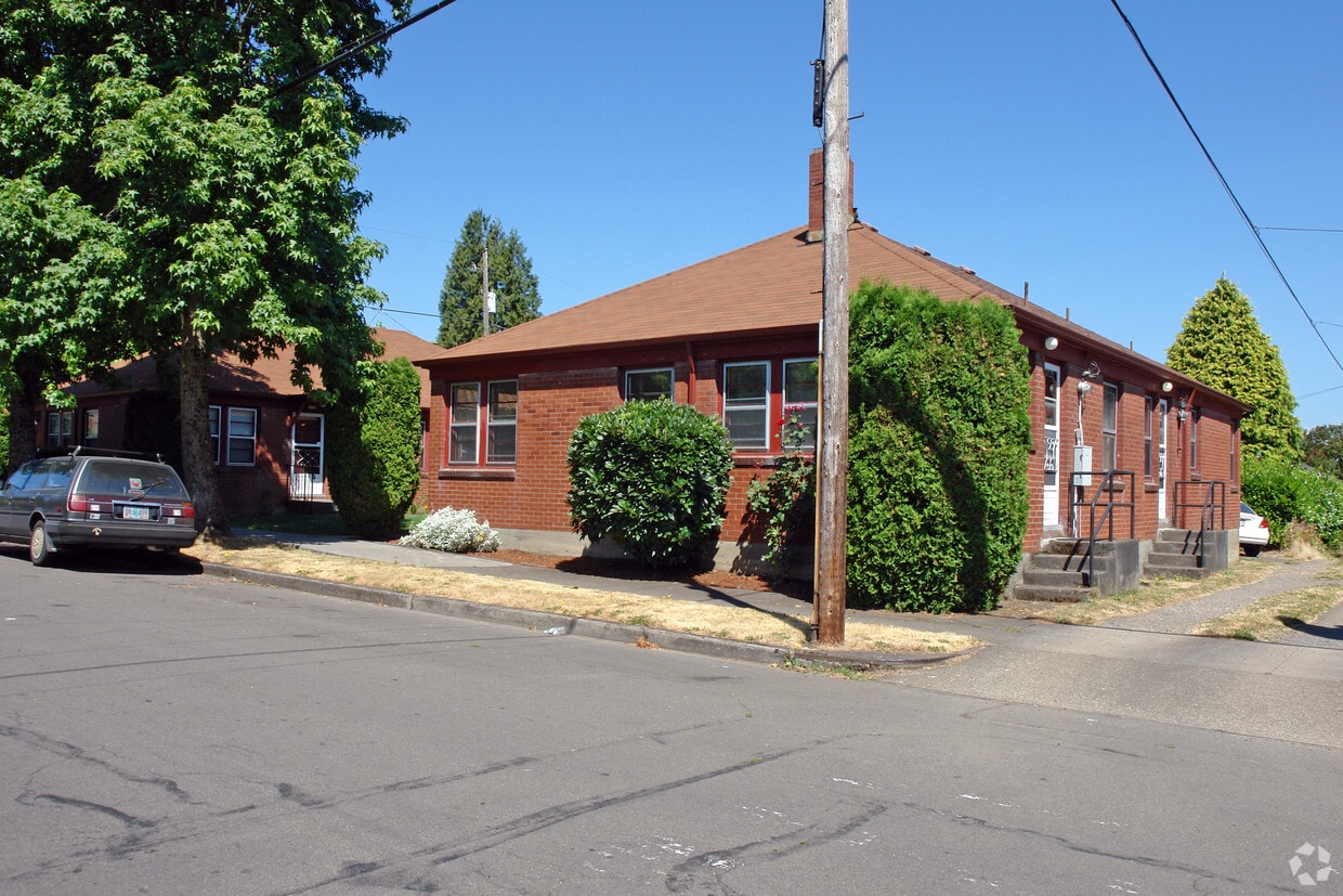 Primary Photo - 3259-3269 NE Going St