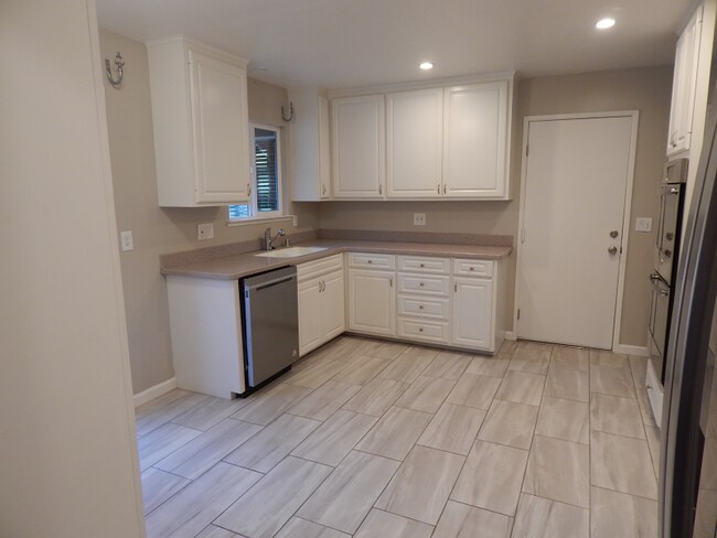 Foto del edificio - 3211 Whaler Ave