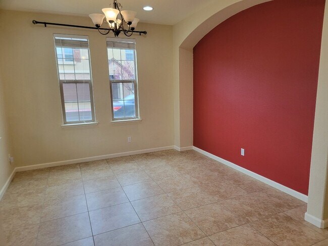 Foto del edificio - 3 Bedroom 3 bath house with a loft for rent in Folsom in the Parkway.  Solar & 240V Electric Car ...