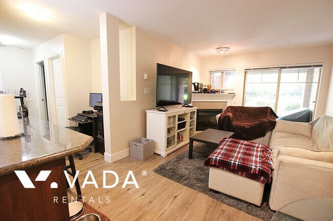 Photo du bâtiment - Bordeaux Apartment For Rent 110-2468 Atkin...
