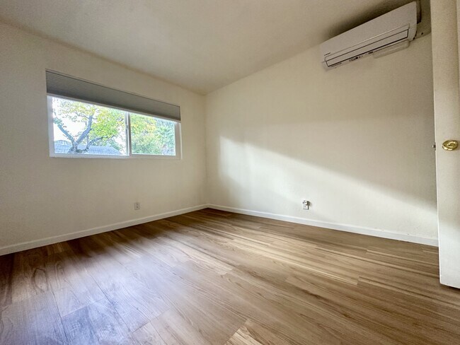 Foto del edificio - 7339 Starward Dr