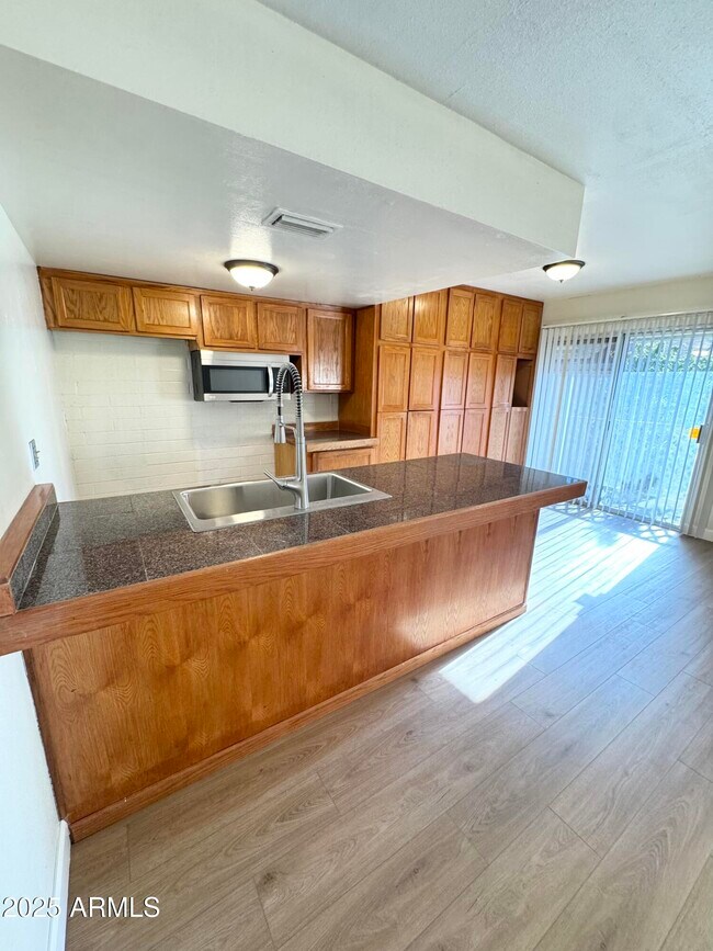 Foto del edificio - 1051 N 84th Pl