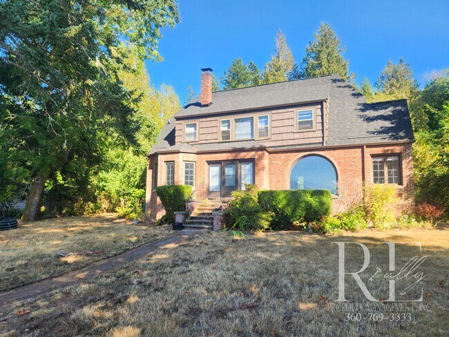 Foto del edificio - Waterfront Tudor | Private, Vintage Charm with Casita