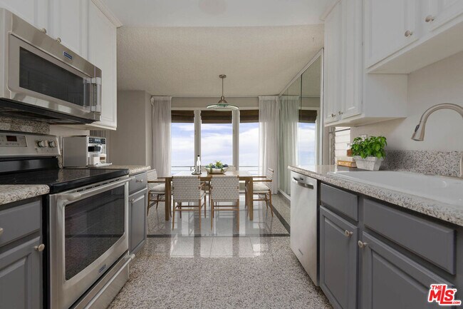 Foto del edificio - 18065 Coastline Dr