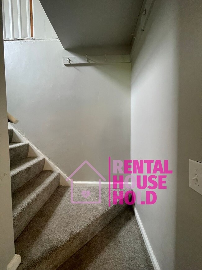 Building Photo - Summer Special~3 BEDROOM | 1 BATH | FREE P...