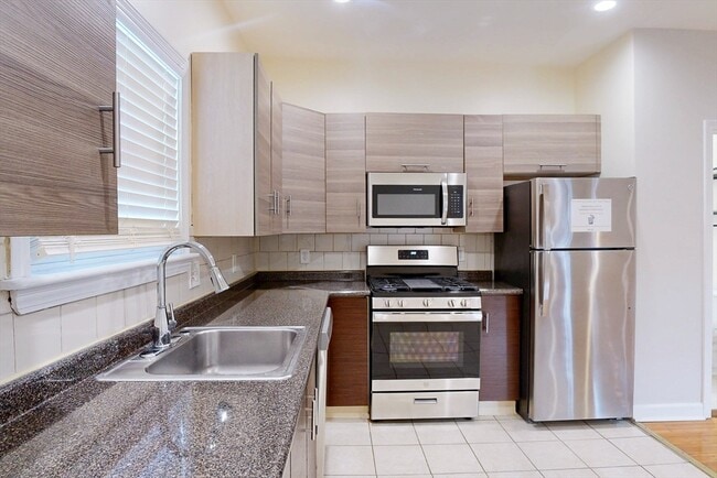 Building Photo - 7 Estella St