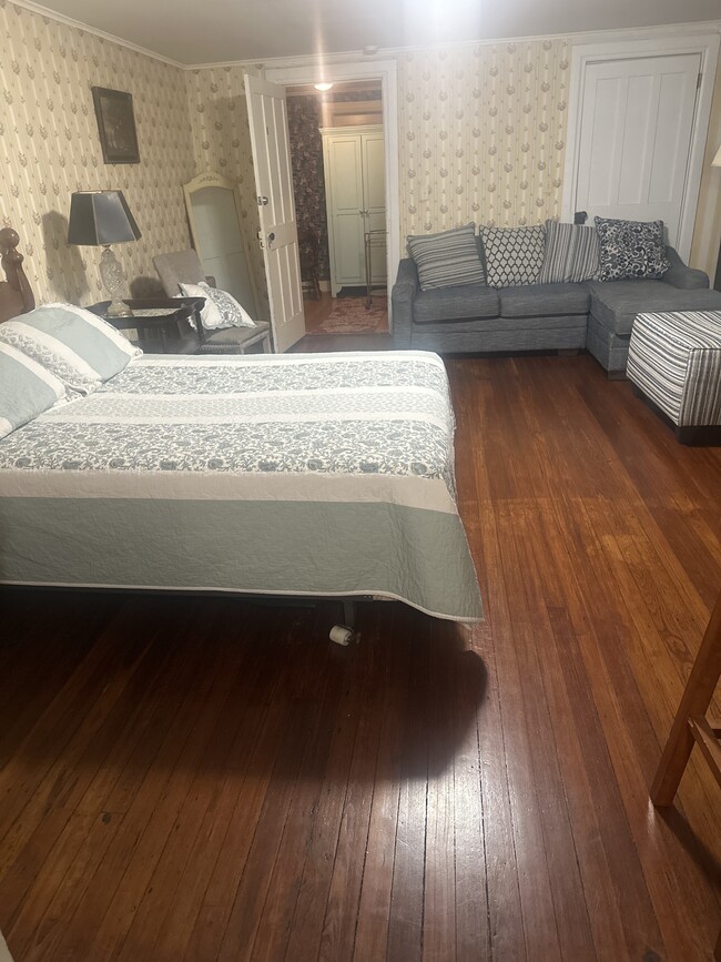 Studio main room - 7 Madison Pl