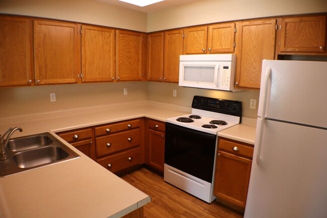 Building Photo - Comfortable 2-Bedroom Townhome in a Well-M...