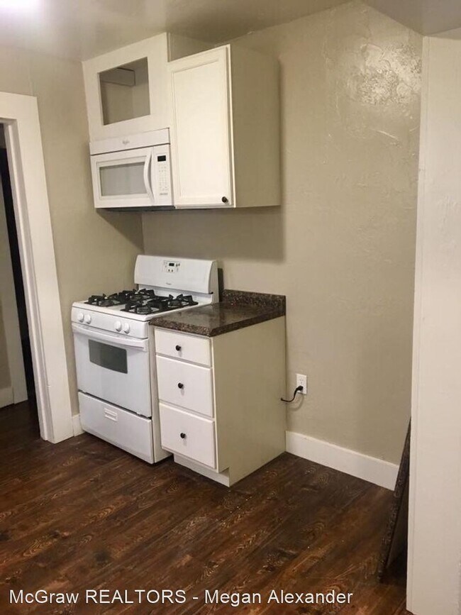 Building Photo - 3 br, 1 bath House - 420 W 10th