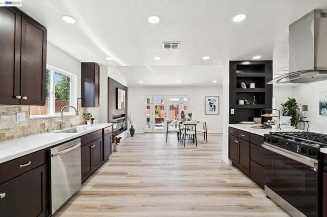 Building Photo - 2800 Seville Cir