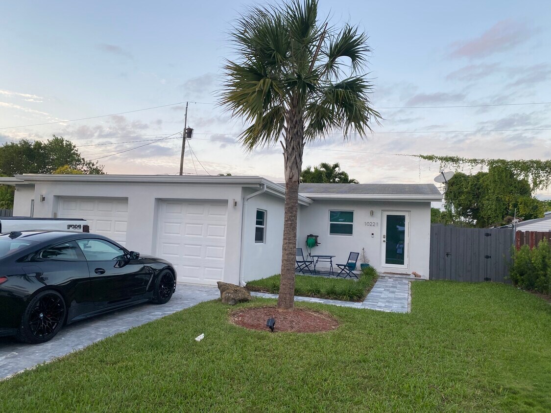 Front - 10221 Jamaica Dr