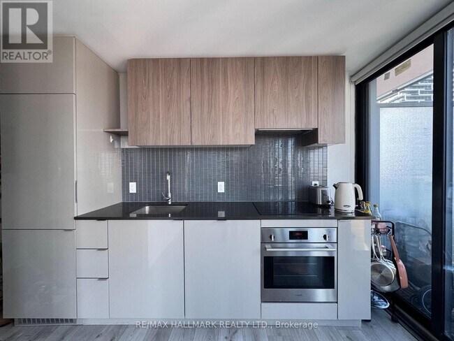 Building Photo - 161 Roehampton Ave