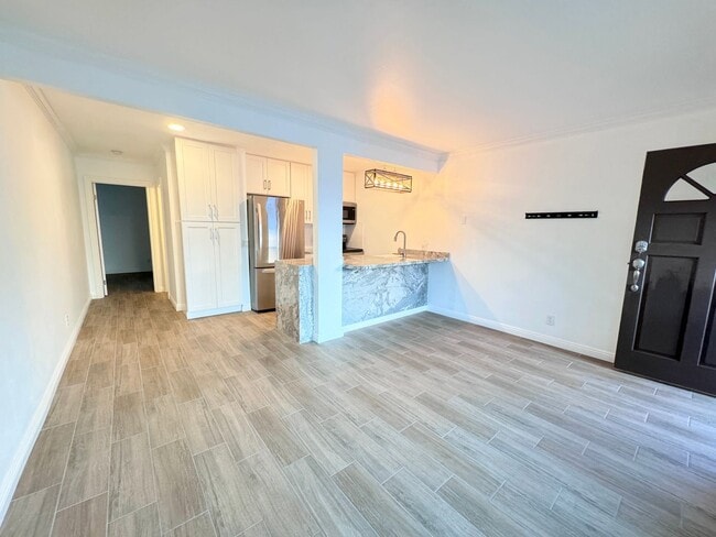 Building Photo - Beautifully Remodeled 1 BD, 1 Mile to beach
