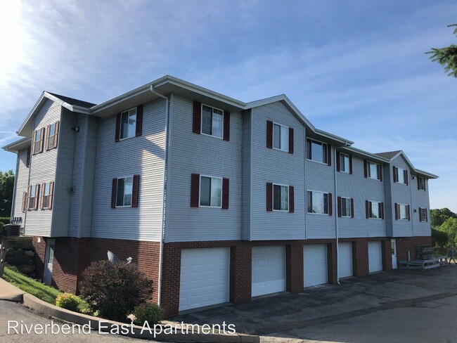 Building Photo - 1046-1046 Riverbend Dr