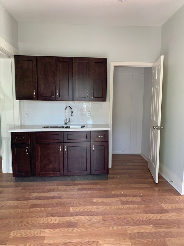 Foto principal - 1294 Cartwright St