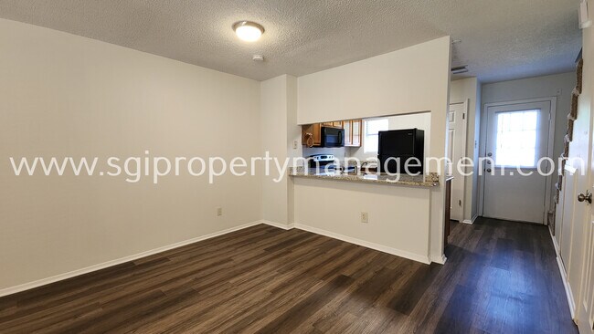 Foto del edificio - 125 Surrey Ln