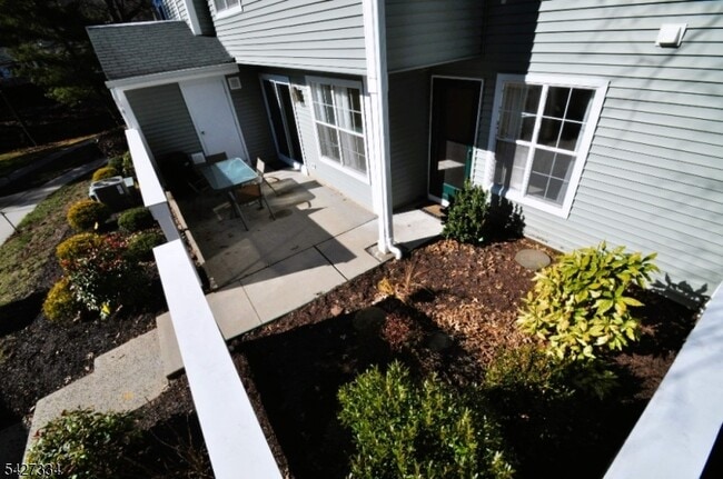 Building Photo - 352 Greenbriar Dr