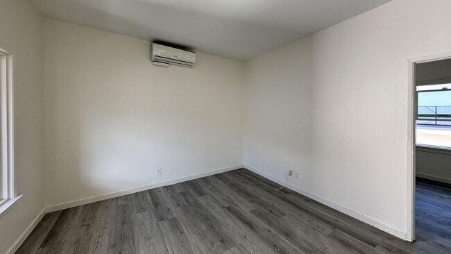 Building Photo - 1260 W 39th St