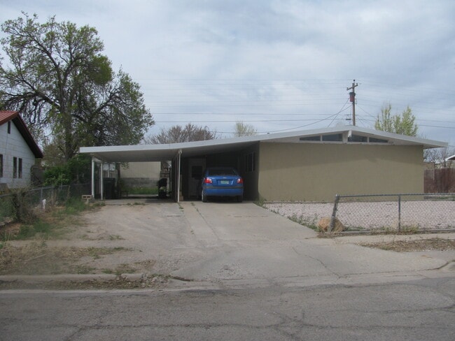 Building Photo - 824 Clovis Ave