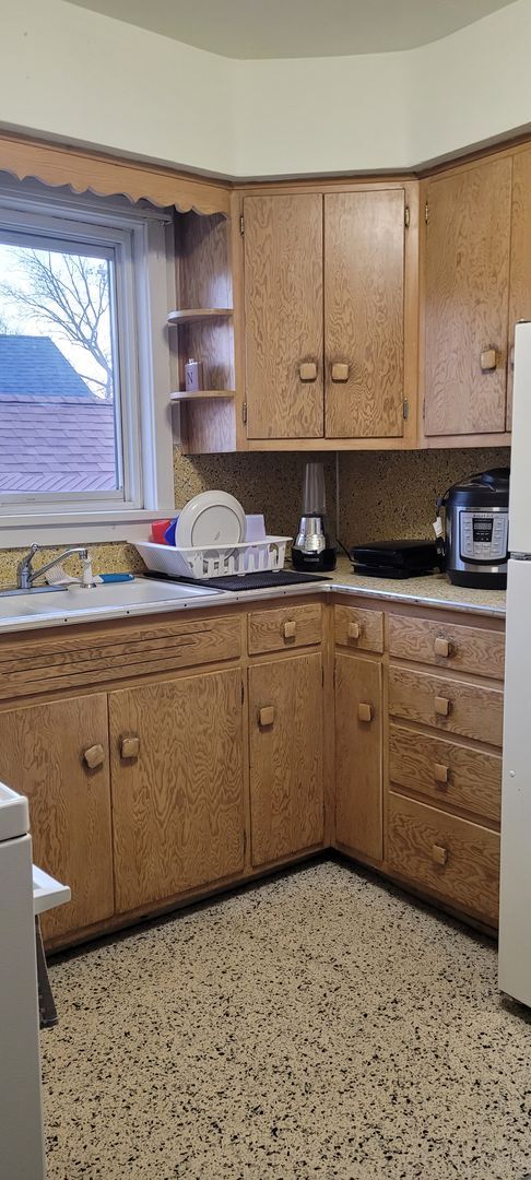 Building Photo - One Bedroom Upper Apartment in a Duplex