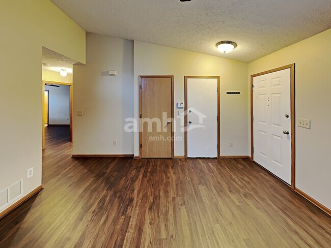 Building Photo - 1465 Pinestone Drive
