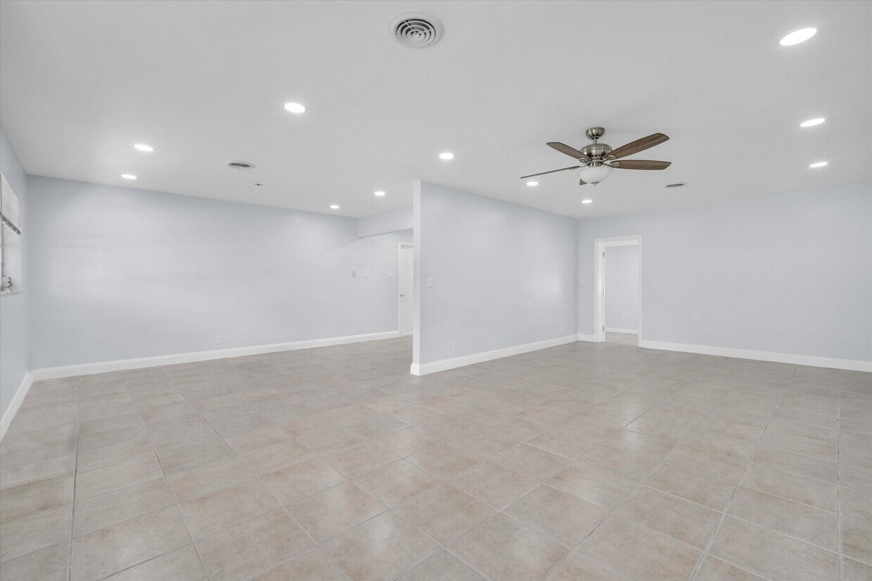 Primary Photo - 3400 NE 5th Ave