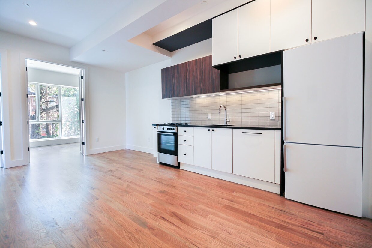 Primary Photo - 1534 Putnam Ave