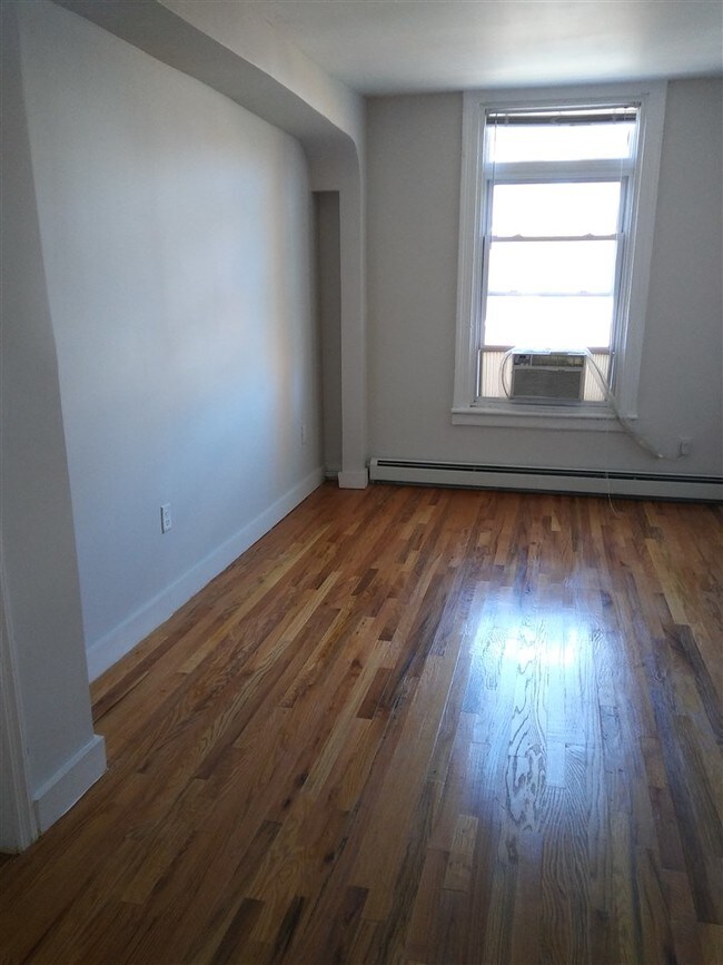 Building Photo - 602 Grove St