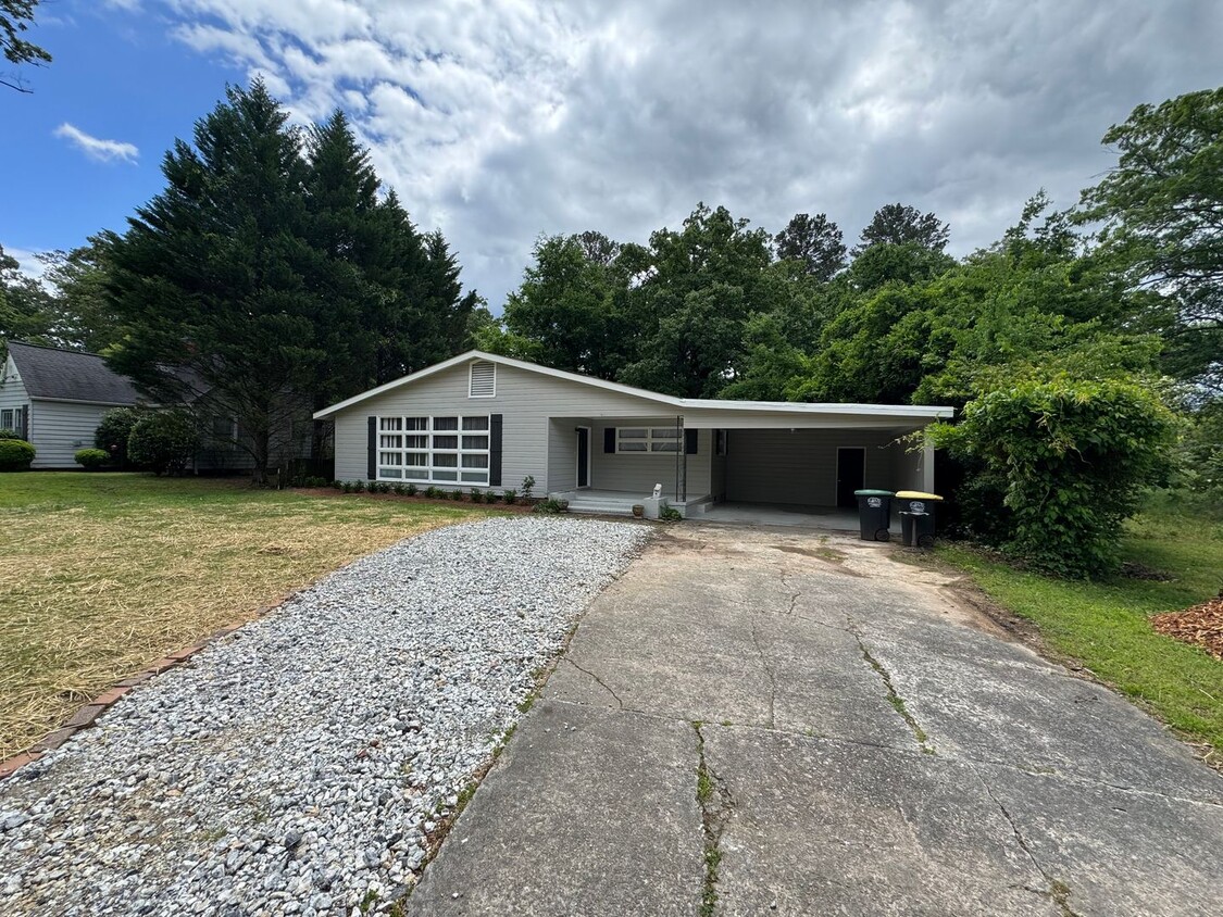 Primary Photo - Nice 3/2 House in Summerville Park- $1,795