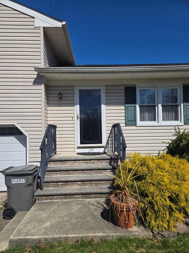 Foto del edificio - Spacious 3-bedroom, 1.5 bath single family...