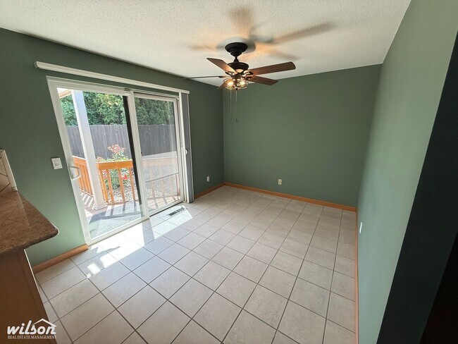 Foto del edificio - Spacious 4-Bedroom Yakima Home with Hot Tu...