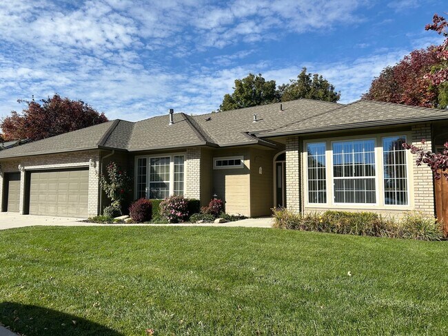 Foto del edificio - Beautiful Single-Level Home in a Prime Boi...