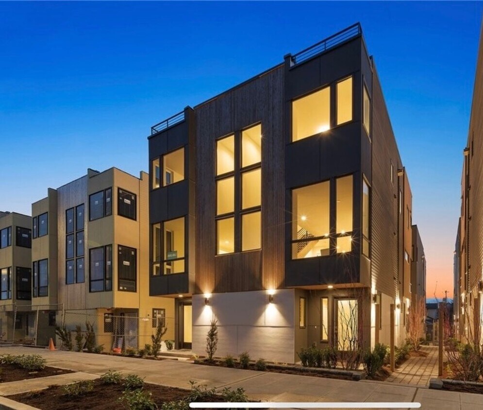Primary Photo - Stunning townhome with a fresh new modern ...