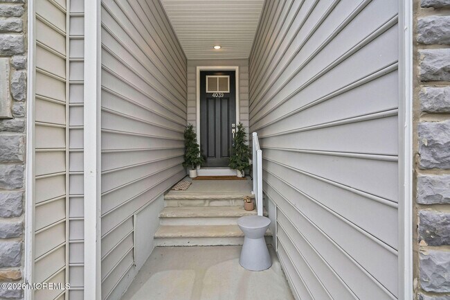 Building Photo - 4039 Heron Dr