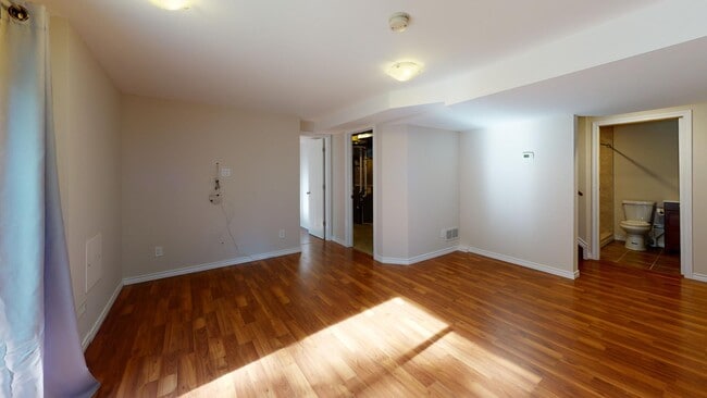 Building Photo - 4BD IN STONEY CREEK