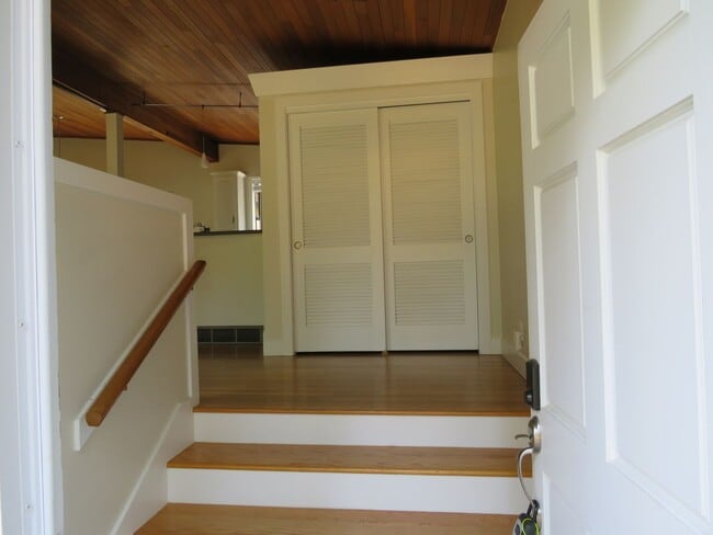 Building Photo - Bellevue Robinswood Mid Century 4bed/3bath Tri-Level $3800.00